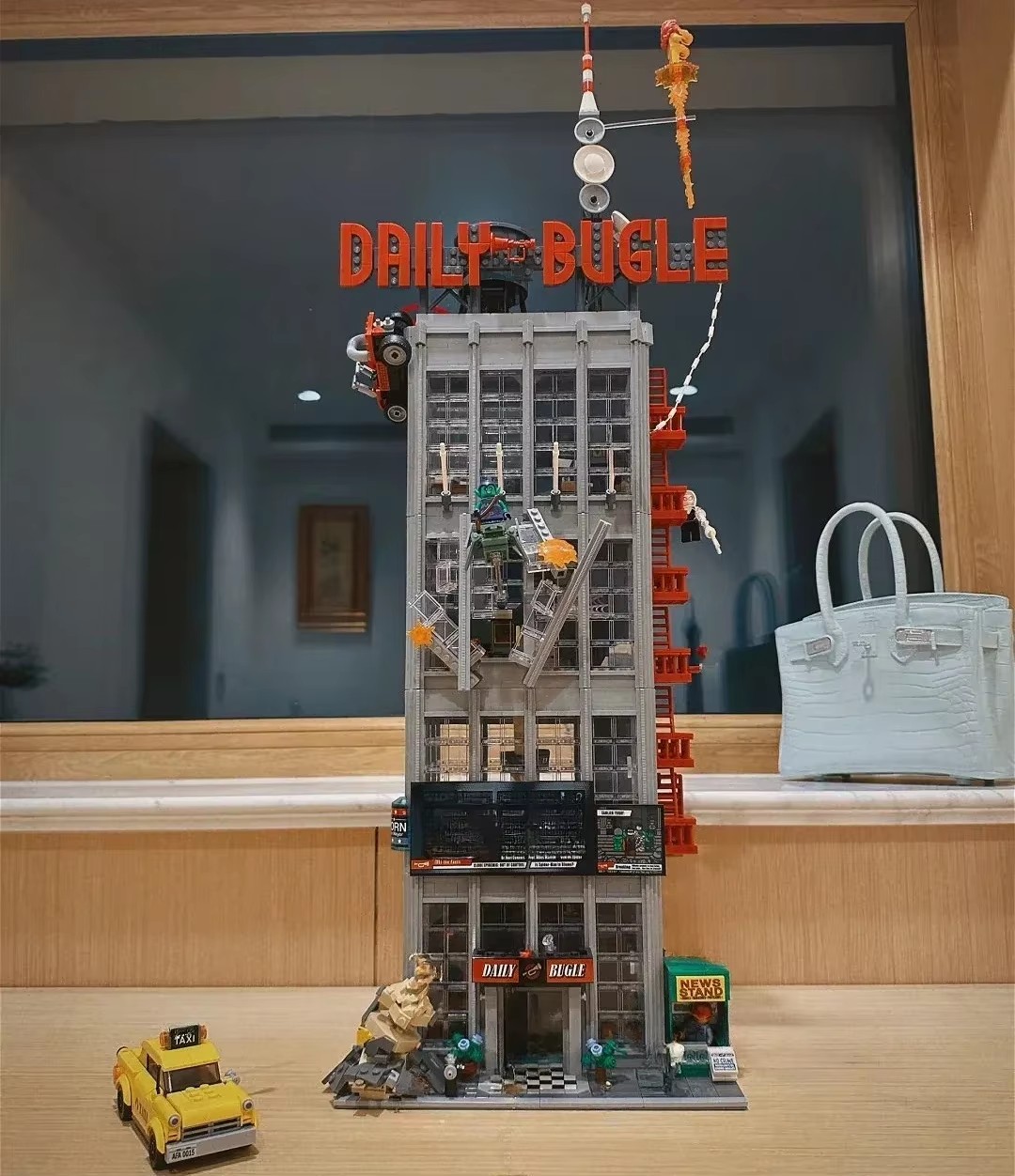 New MOC Red Newspaper Office B - Home Office With View avaliação e preço